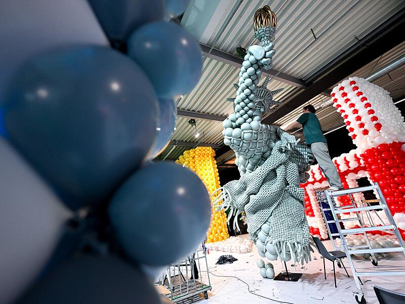 Aufbau der Ausstellung &laquo;Luftballonwelten&raquo;