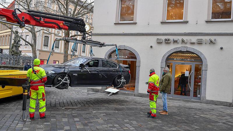 Mit einem BMW hatten sich die Täter Zugang zu dem Juwelierladen verschafft. Mit einem BMW hatten sich die Täter Zugang zu dem Juwelierladen verschafft.