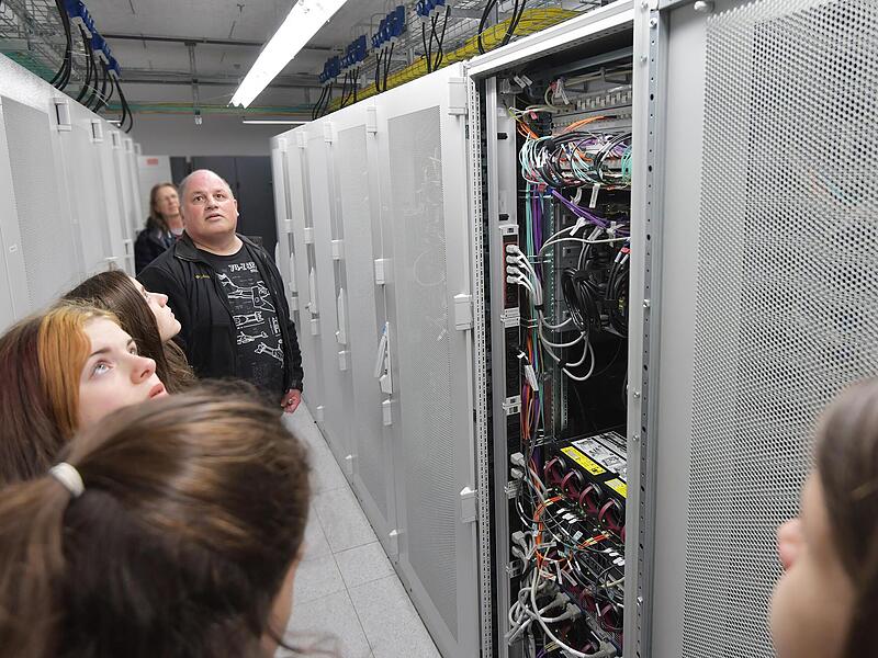 Staunende Blicke gab es bei den Mädchen in einem Serverraum des Uniklinikums. Staunende Blicke gab es bei den Mädchen in einem Serverraum des Uniklinikums.