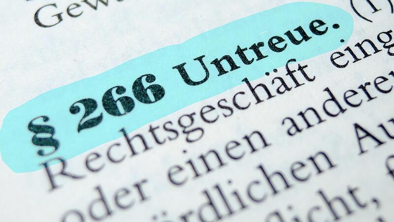 Strafgesetzbuch: Wer sich der Untreue schuldig macht, muss mit drastischen Strafen rechnen - auch in Möhrendorf. Strafgesetzbuch: Wer sich der Untreue schuldig macht, muss mit drastischen Strafen rechnen - auch in Möhrendorf.