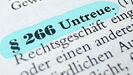 Strafgesetzbuch: Wer sich der Untreue schuldig macht, muss mit drastischen Strafen rechnen - auch in Möhrendorf.