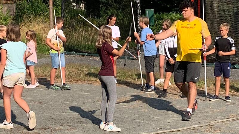Beim Werfertag in Stadtsteinach können sich Mädchen und Jungen vom Olympia-Teilnehmer Merlin Hummel zeigen lassen, wie man den Speer (Bild), aber auch Kugel, Diskus oder Hammer richtig handhabt.
