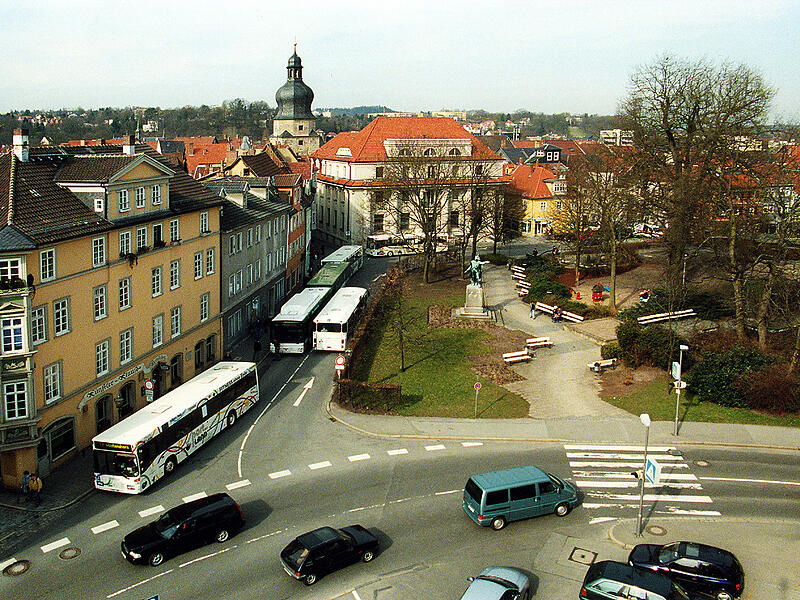 Auf diesem Archivbild von Volkmar Franke ist zu sehen, dass es am Coburger Theaterplatz schon mal einen Zebrastreifen gab. Das war allerdings vor dem Umbau zu einem Bus-Rendezvous.