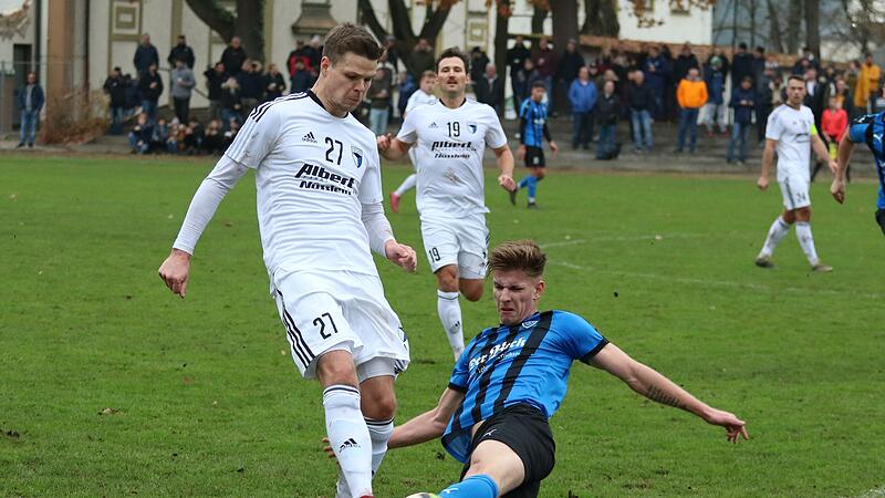 Da half auch Sander Schulzes Gr&auml;tsche nicht: Forchheims Fabian Schwab (links) erzielte im ersten Durchgang einen lupenreinen Hattrick f&uuml;r den Jahn.Forchheim & Fr&auml;nkische Schweiz
