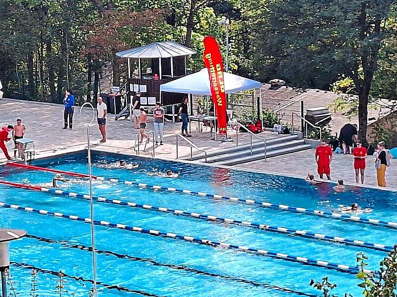 Insgesamt 45 Schwimmabzeichen wurden beim Abzeichentag im Terrassenschwimmbad abgenommen. Markus Brandl