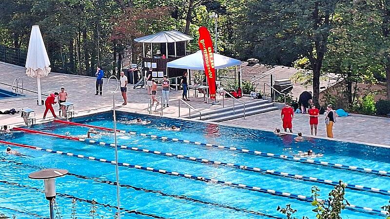 Insgesamt 45 Schwimmabzeichen wurden beim Abzeichentag im Terrassenschwimmbad abgenommen. Markus Brandl Insgesamt 45 Schwimmabzeichen wurden beim Abzeichentag im Terrassenschwimmbad abgenommen. Markus Brandl