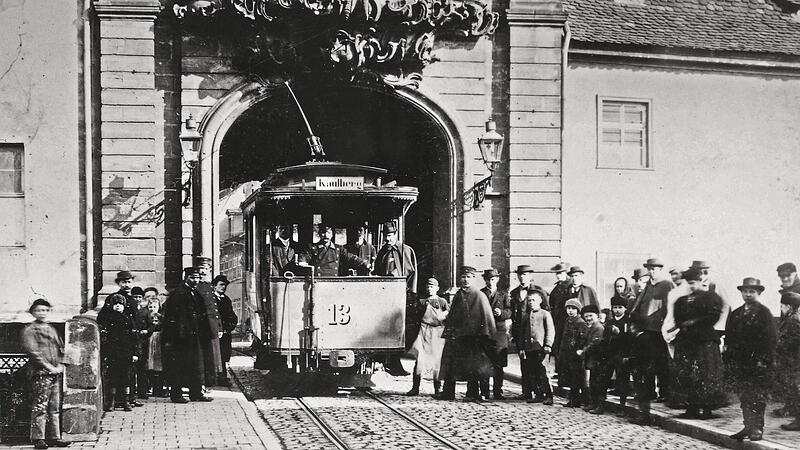 1897: Bambergs erste Stra&szlig;enbahn durchquert das Alte Rathaus