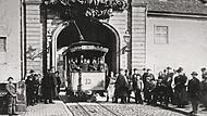 1897: Bambergs erste Straßenbahn durchquert das Alte Rathaus