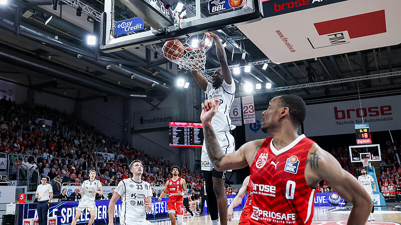 Aus dem Weg, hier netzt Bakary Dibba ein. Kyle Lofton (vorne) erlebte einen gebrauchten Abend.