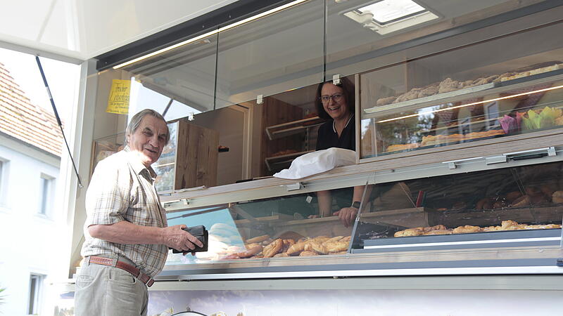 Christine Lamprecht und einer ihrer treusten Stammkunden: Heinz Meyer kauft schon seit Jahren seine Backwaren aus dem Backmobil.