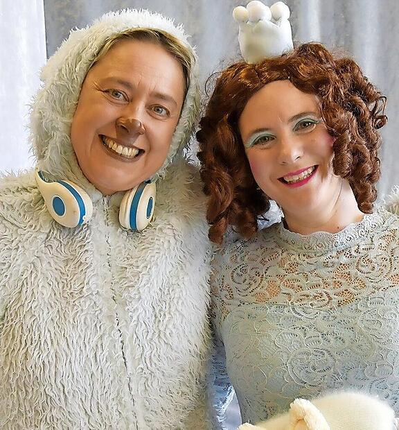 Mit seiner Musik bringt der Eisb&auml;r das gefrorene Herz der Eisprinzessin zum Schmelzen.