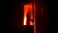 bedrohlich, einbrecher, t&uuml;re, Silhouette einer unbekannten Schattenfigur an einer T&uuml;r durch eine geschlossene Glast&uuml;r. Die Silhouette eines Menschen vor einem Fenster in der Nacht. Scary Szene Halloween Konzept der unscharfen Silhouette von Maniac.
