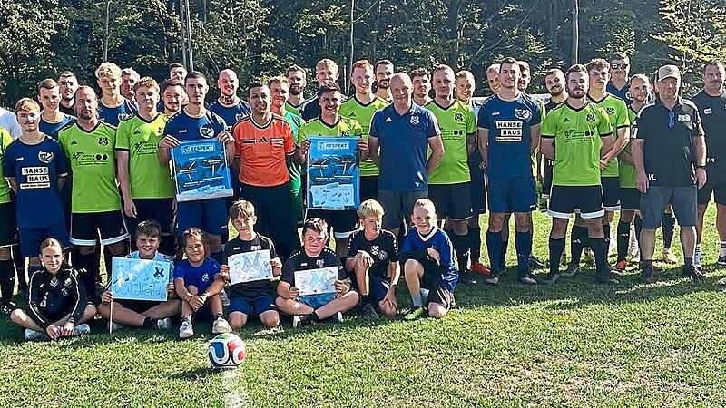 Zum Abschluss der BFV-Respekt-Kampagne kamen die SG Waldfenster/Lauter und die SG Oberleichtersbach/Modlos gemeinsam mit Schiedsrichter, Jugendlichen, Trainern und Vereinsvertretern in Waldfenster zu einem Gruppenfoto zusammen.Alexander Pf&uuml;lb
