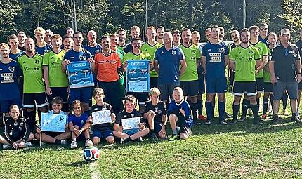 Zum Abschluss der BFV-Respekt-Kampagne kamen die SG Waldfenster/Lauter und die SG Oberleichtersbach/Modlos gemeinsam mit Schiedsrichter, Jugendlichen, Trainern und Vereinsvertretern in Waldfenster zu einem Gruppenfoto zusammen.Alexander Pfülb Zum Abschluss der BFV-Respekt-Kampagne kamen die SG Waldfenster/Lauter und die SG Oberleichtersbach/Modlos gemeinsam mit Schiedsrichter, Jugendlichen, Trainern und Vereinsvertretern in Waldfenster zu einem Gruppenfoto zusammen.Alexander Pfülb