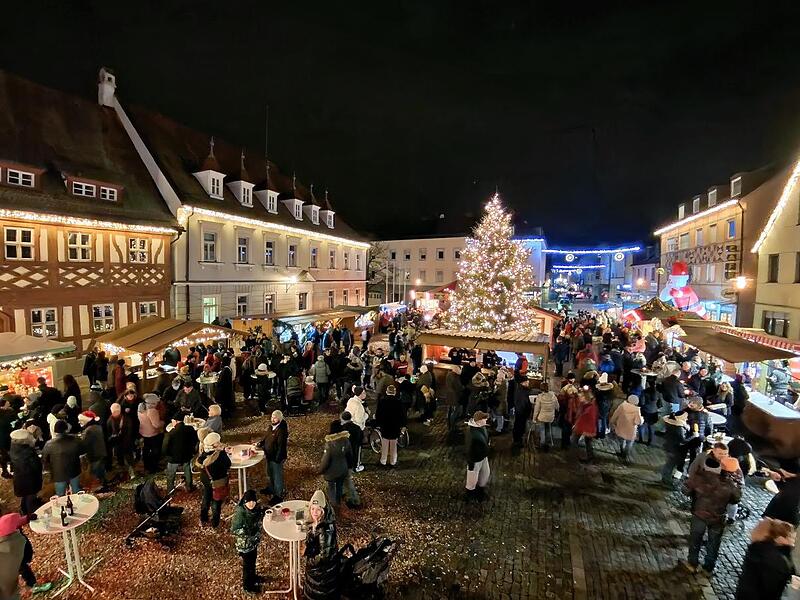 Der Höchstadter Weihnachtsmarkt lockt seine Besucher mit allerlei Köstlichkeiten.