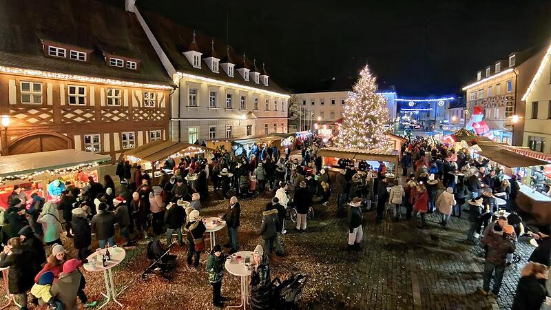 Der H&ouml;chstadter Weihnachtsmarkt lockt seine Besucher mit allerlei K&ouml;stlichkeiten.