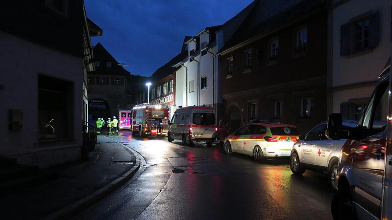 Im Zentrum von Weismain war am Dienstagabend alles dunkel, vor dem Stadttor standen Feuerwehr und Rettungsfahrzeuge.