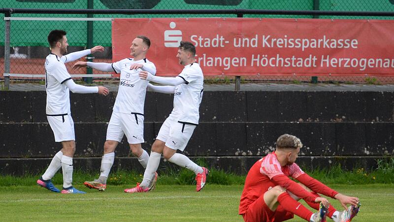 Jubel im Neudrossenfelder Lager um den Siegtorsch&uuml;tzen Hannes Greef (Mitte), der die Gl&uuml;ckw&uuml;nsche von Mikel Seiter (links) und Stefan Kolb erh&auml;lt. W&auml;hrenddessen sitzt der Erlanger Valantis Floros entt&auml;uscht am Boden.
