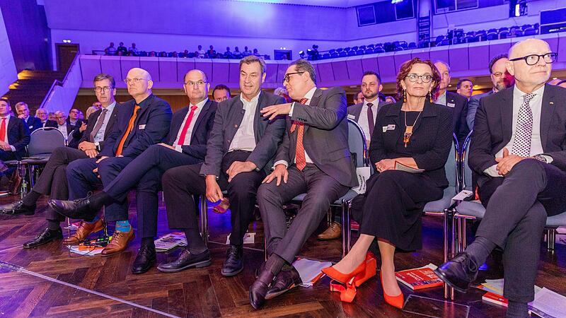Viel Prominenz kam zum 75. Geburtstag der bayerischen Finanzgewerkschaft in Congress Centrum Würzburg: Von links: Würzburgs&nbsp; Oberbürgermeister Christian Schuchardt, bfg-Bezirksvorsitzender Thomas Wagner, Bayerns Finanzminister Albert Füracker, Ministerpräsident Markus Söder, bfg-Vorsitzender Gerhard Wipijewski mit Angelika Fellner&nbsp; und Prof. Udo Di Fabio.&nbsp;