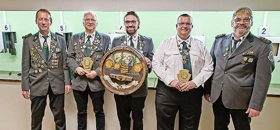 Das Foto zeigt die K&ouml;nige: von links 2. Sch&uuml;tzenmeister Manfred Jopp, 1. Ritter Dietmar Kolb, Sch&uuml;tzenk&ouml;nig Marius Meindl, 2. Ritter Martin Zink und 1. Sch&uuml;tzenmeister Michael Meindl.