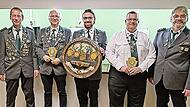 Das Foto zeigt die K&ouml;nige: von links 2. Sch&uuml;tzenmeister Manfred Jopp, 1. Ritter Dietmar Kolb, Sch&uuml;tzenk&ouml;nig Marius Meindl, 2. Ritter Martin Zink und 1. Sch&uuml;tzenmeister Michael Meindl.