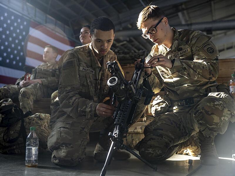 US-Soldaten und -Waffen symbolisieren die St&auml;rke der Nato. Aber: Europas Verteidigung ist jetzt Europas Verantwortung, meint Kommentator Peter M&uuml;ller.