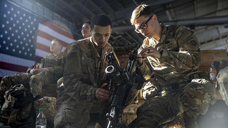 US-Soldaten und -Waffen symbolisieren die St&auml;rke der Nato. Aber: Europas Verteidigung ist jetzt Europas Verantwortung, meint Kommentator Peter M&uuml;ller.