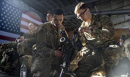 US-Soldaten und -Waffen symbolisieren die St&auml;rke der Nato. Aber: Europas Verteidigung ist jetzt Europas Verantwortung, meint Kommentator Peter M&uuml;ller.