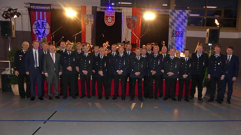 Die Jubilare mit den Ehrengästen und den Kommandanten der vier Wehren der Großgemeinde freuten sich über die gelungene „erste lange Nacht der Feuerwehr“ in und um die Oerlenbacher Heglerhalle. Die Jubilare mit den Ehrengästen und den Kommandanten der vier Wehren der Großgemeinde freuten sich über die gelungene „erste lange Nacht der Feuerwehr“ in und um die Oerlenbacher Heglerhalle.