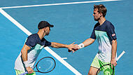 Auftakth&uuml;rde genommen: Kevin Krawietz (r.) und Tim P&uuml;tz stehen in Indian Wells im Achtelfinale.