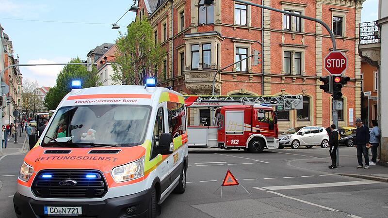 Chaos herrschte am Dienstag rund um die Mohrenkreuzung in Coburg: Hier ist links ein Rettungswagen zu sehen, während hinten das nächste Feuerwehrauto in Richtung Wüstenahorn eilt.. Chaos herrschte am Dienstag rund um die Mohrenkreuzung in Coburg: Hier ist links ein Rettungswagen zu sehen, während hinten das nächste Feuerwehrauto in Richtung Wüstenahorn eilt..