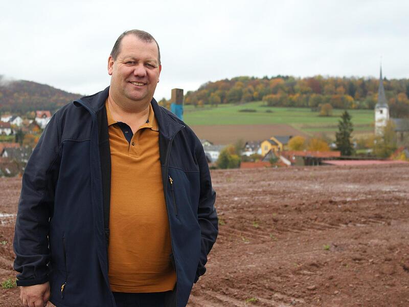 Bernold Martin steht vor den neuen Baupl&auml;tzen am Heppengraben. Das Bild entstand 2020.