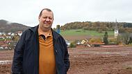 Bernold Martin steht vor den neuen Baupl&auml;tzen am Heppengraben: Ab Sommer 2021 werden hier Grundst&uuml;cke verkauft.  Julia Raab