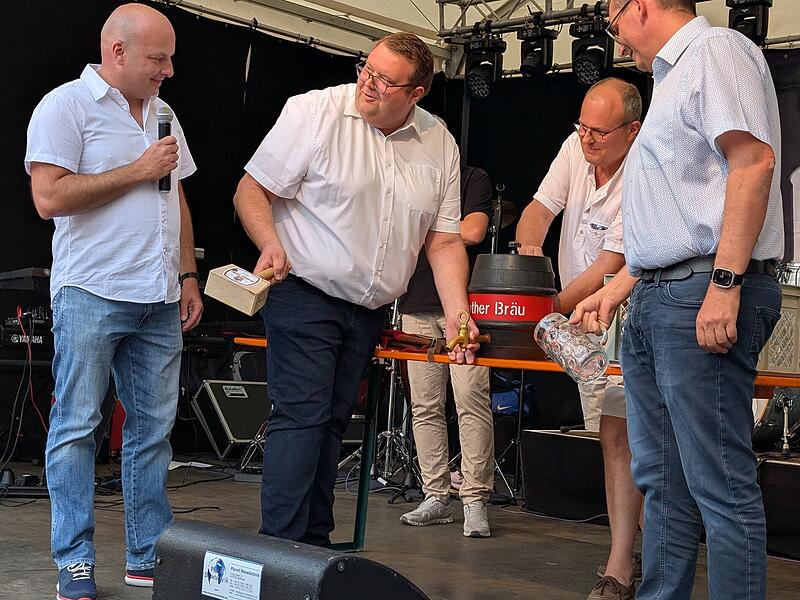 Stadtfest Musik und Märkte in Münnerstadt 2025Stadtfest Musik und Märkte 2025 in Münnerstadt Beim traditionellen Bieranstich waren 1. Bürgermeister Michael Kastl (CSU, links), 2. Bürgermeister Andreas Trägner (FW, mitte) und 3. Bürgermeister Axel Knauff (SPD, rechts) dabei.
