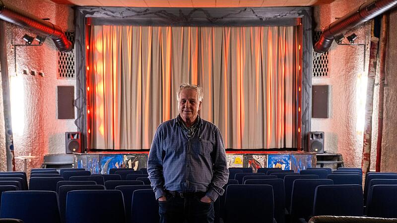 Bruno Schneyer im Kinosaal seines Capitol-Theaters in Zeil.