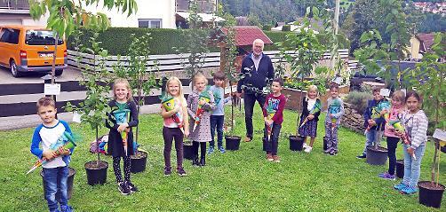 Der OGV Steinberg beschenkte die Erstklässler mit je einem Obstbaum. Mit den stolzen Baumbesitzern freute sich auch OGV-Vorsitzender Peter Mastalerz (Mitte). Der OGV Steinberg beschenkte die Erstklässler mit je einem Obstbaum. Mit den stolzen Baumbesitzern freute sich auch OGV-Vorsitzender Peter Mastalerz (Mitte).