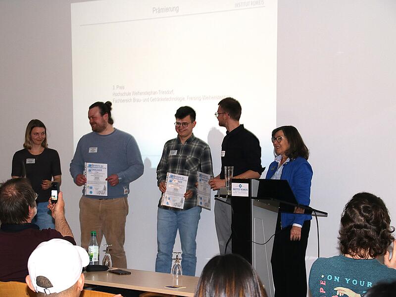 Brauwettbewerb am Institut Romeis Der dritte Platz ging an das Team des Fachbereichs Brau- und Getränketechnologie der Hochschule Weihenstephan-Triesdorf und ihr eingereichtes Bier – „Piloten Pils“.