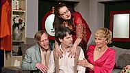 Eine Szene aus der Kom&ouml;die &bdquo;Nein zum Geld!&ldquo;: (von links) Yannick Rey, Jonas St&uuml;demann, Anna Katharina Fleck und Inka Liad. Mit diesem St&uuml;ck aus dem Intimen Theater startete die Freilichtsaison.