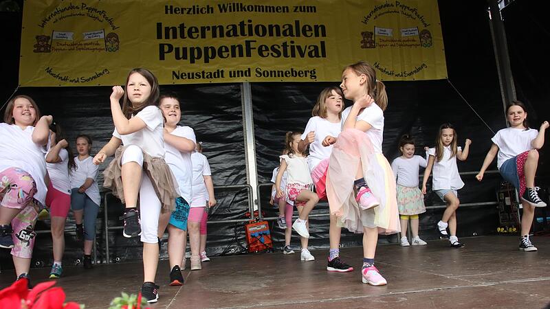 Rundum zufrieden mit der Resonanz zeigten sich die Veranstalter des Puppenfestivals. Schon der Auftakt auf dem Marktplatz in Neustadt hatte viele Besucher angelockt.