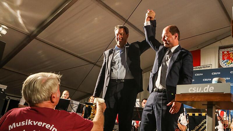 Würde Markus Söders Verbindung mit der Region Forchheim bis ins Kanzleramt weiter bestehen? Bayerns Ministerpräsident Söder und Forchheims Stimmkreisabgeordneter Michael Hofmann (CSU) bei der Jubiläumsfeier des Musikvereins Langensendelbach während des Landtagswahlkampfs  2018Forchheim & Fränkische Schweiz