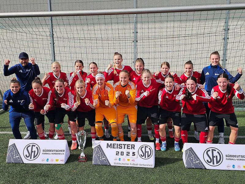 Die U16-Juniorinnen-Auswahl des Bayerischen Fußball-Verbandes (BFV) mit Verbandstrainer Daniel Bierofka (links), Co-Trainerin Janica Laggerbauer (rechts) und Physiotherapeutin Vicky Kritsinioti (links vorne).