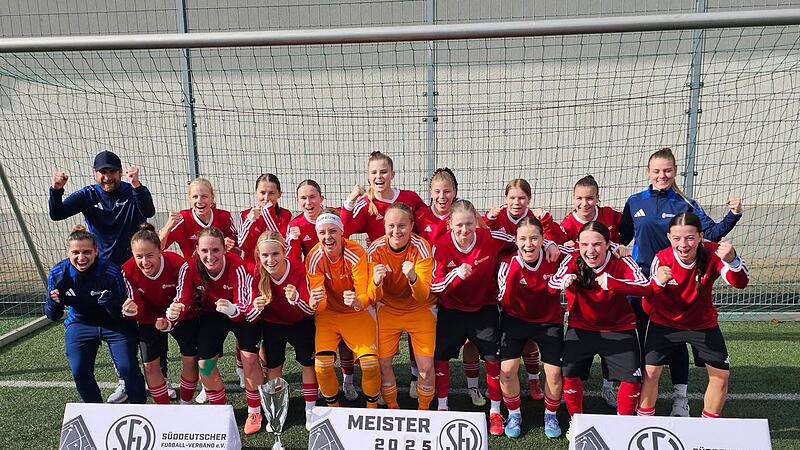 Die U16-Juniorinnen-Auswahl des Bayerischen Fußball-Verbandes (BFV) mit Verbandstrainer Daniel Bierofka (links), Co-Trainerin Janica Laggerbauer (rechts) und Physiotherapeutin Vicky Kritsinioti (links vorne).