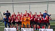 Die U16-Juniorinnen-Auswahl des Bayerischen Fußball-Verbandes (BFV) mit Verbandstrainer Daniel Bierofka (links), Co-Trainerin Janica Laggerbauer (rechts) und Physiotherapeutin Vicky Kritsinioti (links vorne).