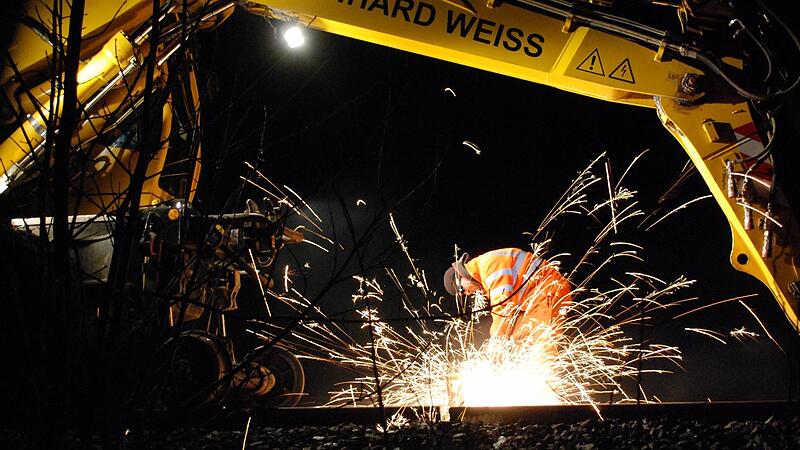 Dauerbaustelle Bahn: Vor ein paar Jahren wurde die Gleise bei Theres erneuert &ndash; Nachtaktion, weil nachts weniger Verkehr auf der Strecke ist.