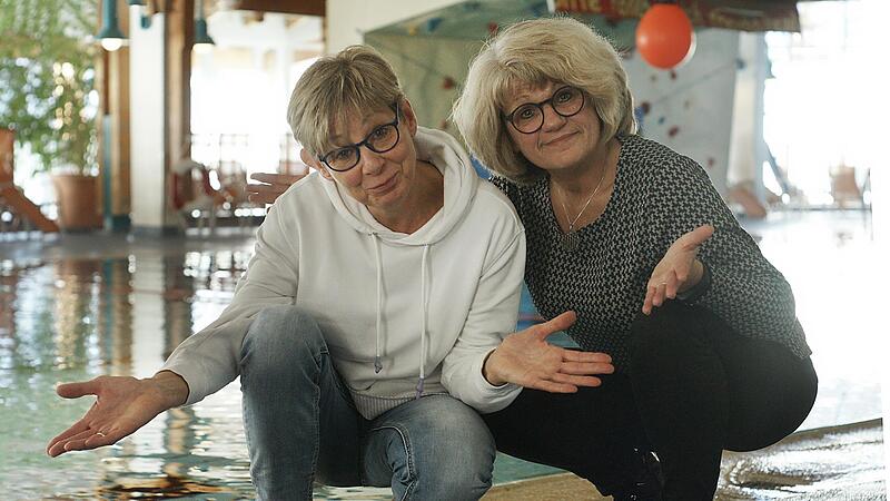 Christa Ankenbrand (links) und Petra Morschh&auml;user machen nach 24 Jahren Schluss mit der Aqua-Fitness in der Therme Sinnflut.
