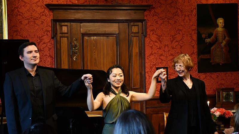 Der Pianist Andrej Zenin, die Sopranistin Xia Wang, und die Schauspielerin Katharina Blaschke (von links)gestalteten einen eindrucksvollen Opernabend auf Schloss Wernstein. Der Pianist Andrej Zenin, die Sopranistin Xia Wang, und die Schauspielerin Katharina Blaschke (von links)gestalteten einen eindrucksvollen Opernabend auf Schloss Wernstein.