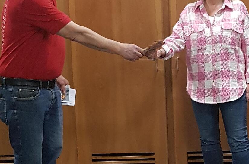 Georg V&ouml;lker (links) &uuml;berreicht Anett Korn 200 Euro f&uuml;r den Schneckenloher Kindergarten.