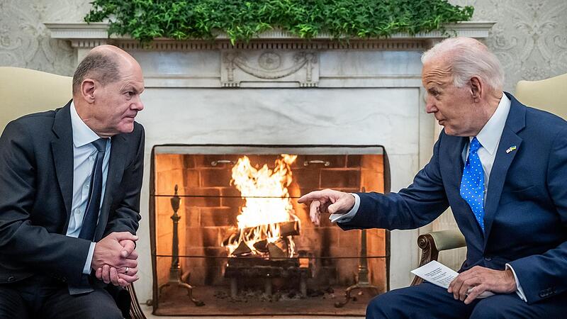 Bundeskanzler Olaf Scholz (links) sitzt neben US-Pr&auml;sident Joe Biden bei einem bilateralen Treffen im Oval Office im Wei&szlig;en Haus.