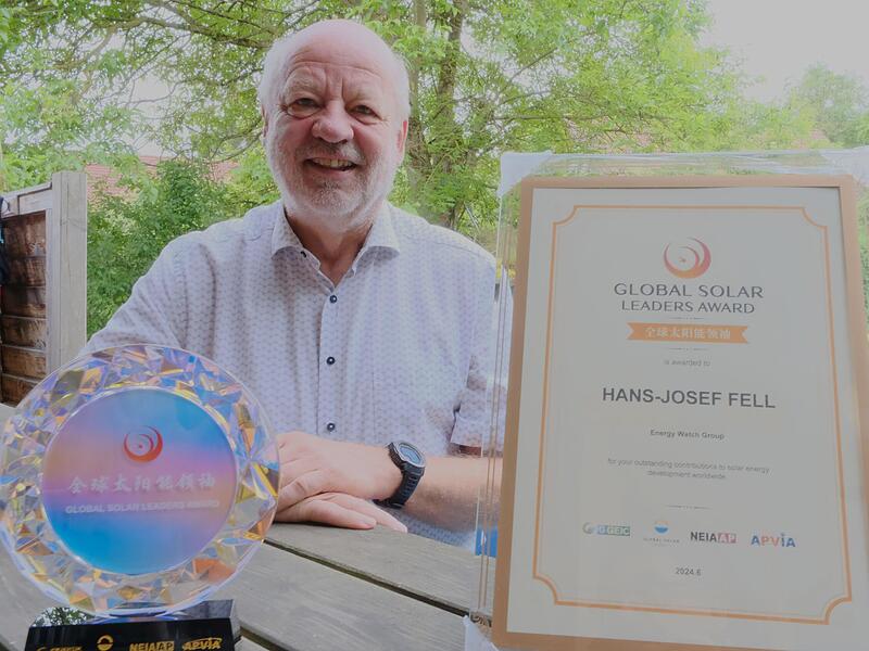 Aus Shanghai hat Hans-Josef Fell den Solar Global Leaders Award mitgebracht. Aus Shanghai hat Hans-Josef Fell den Solar Global Leaders Award mitgebracht.