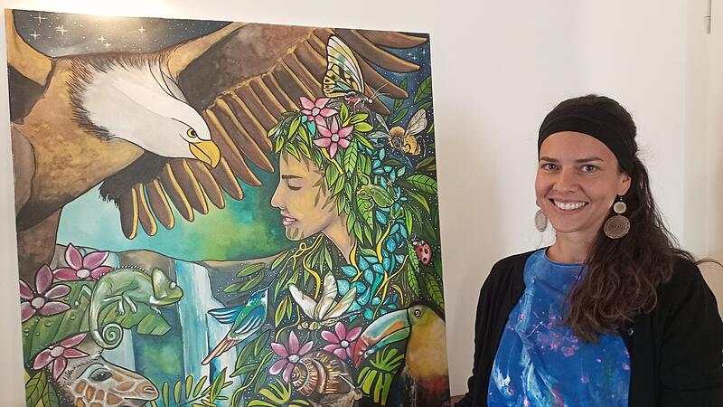 Ausstellung in Rattelsdorf: Annabel Adler mit ihrem Selbstportrait "Mother Earth"